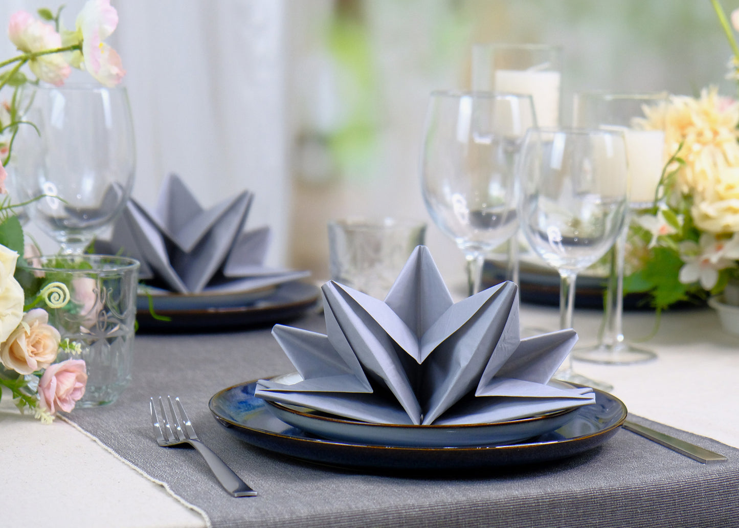 WEDDING SERVIETTES / NAPKINS IN WHITE (See CREAM AND SILVER GREY in the 9 Colour Section)