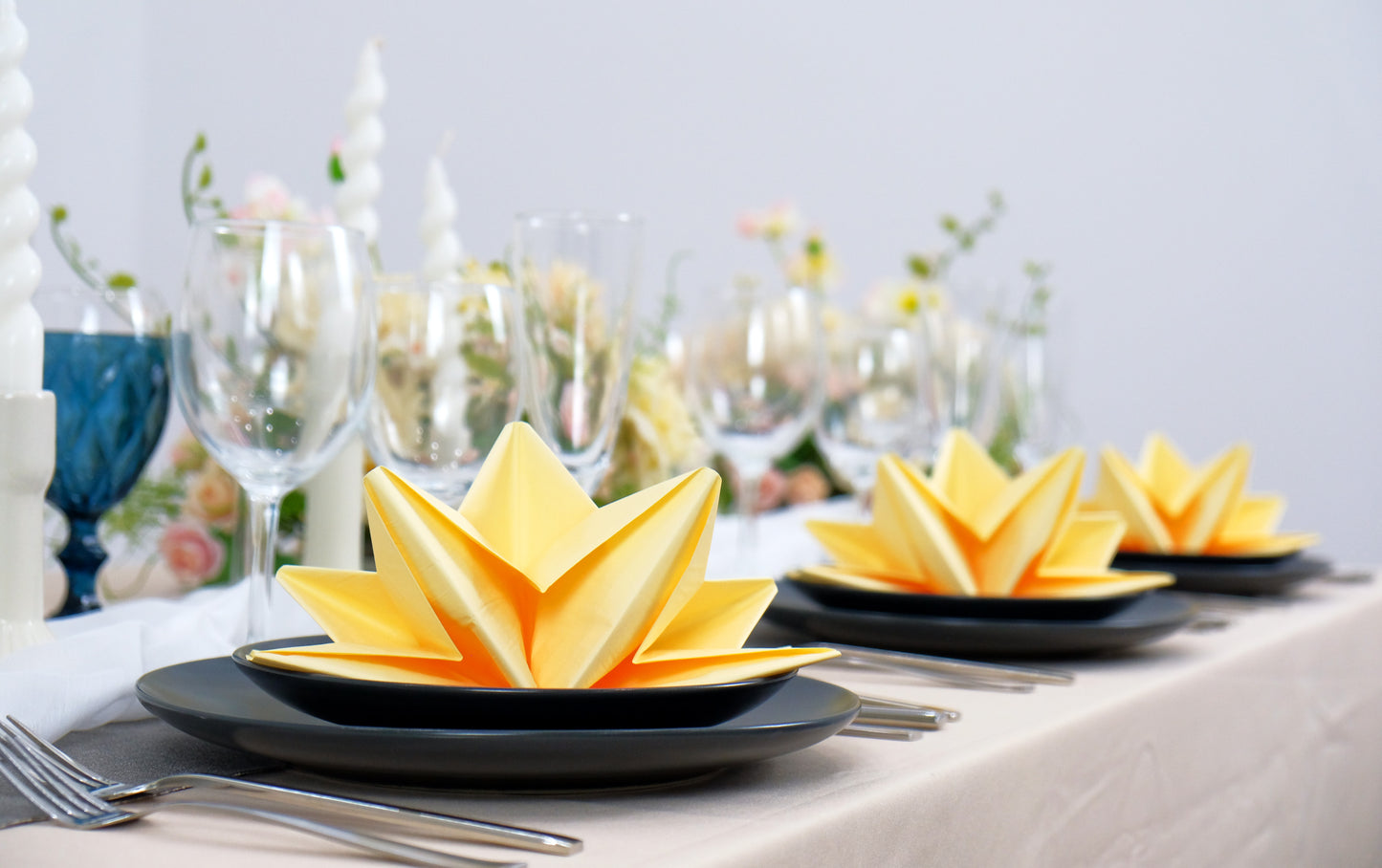 WEDDING SERVIETTES / NAPKINS IN WHITE (See CREAM AND SILVER GREY in the 9 Colour Section)