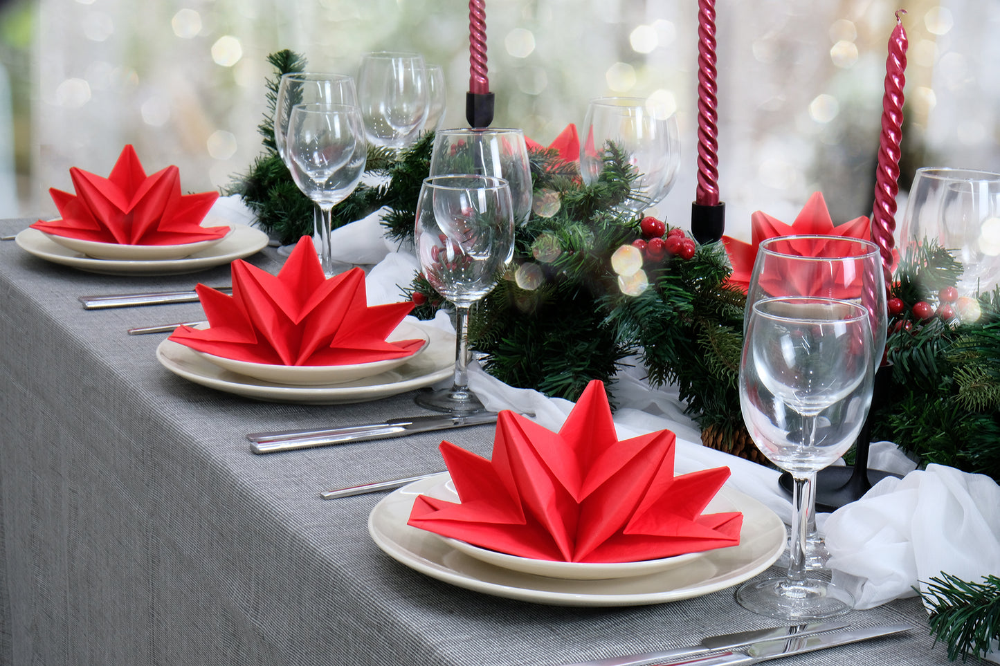 RED NAPKINS / SERVIETTES FOR A TOUCH OF CHRISTMAS MAGIC
